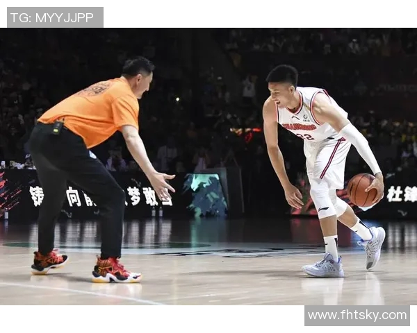 篮球明星意外摔倒引发情侣甜蜜瞬间的温馨画面分享